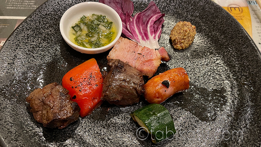 コースメイン料理-牛サガリ肉とベーコン夏野菜のプロシェット